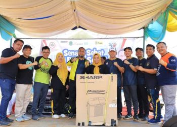 Peserta senam usai mendapat door prize hadiah mesin cuci foto bersama Pjs Bupati Labura Mulyono.