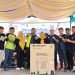 Peserta senam usai mendapat door prize hadiah mesin cuci foto bersama Pjs Bupati Labura Mulyono.