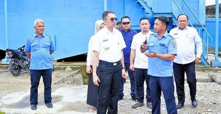 Pjs Labuhanbatu Dr H Faisal Arif Nasution saat berkunjung ke kantor Pudam.