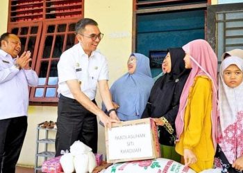 Pjs Bupati Labuhanbatu saat menyerahkan bantuan sembako di Panti Asuhan.