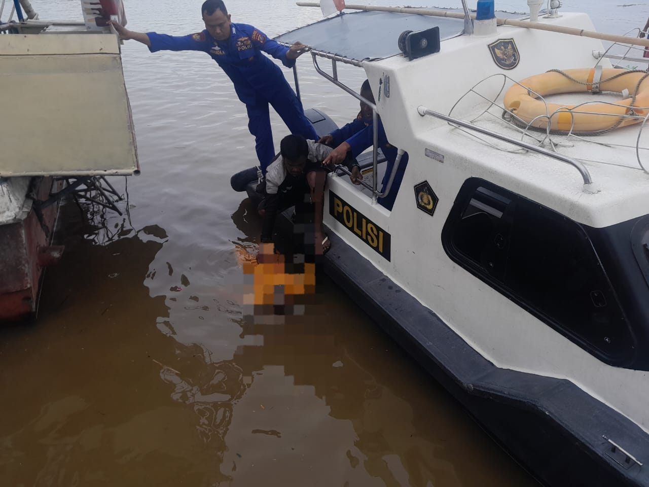 Evakuasi mayat warga Asahan yang hanyut.