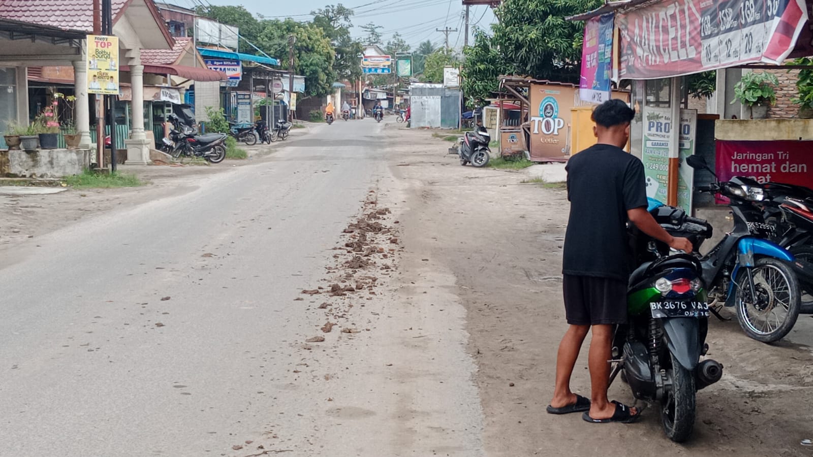 Abu Dari Truk Pengangkut Tanah Resahkan Warga Meranti