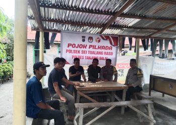 Personel Polsek Sei Tualang Raso Temui Warga di Pojok Pilkada