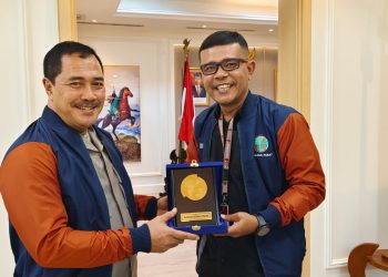 Komjen Agus Jabat Menteri Imigrasi dan Pemasyarakatan foto bersama Ketum IWO.