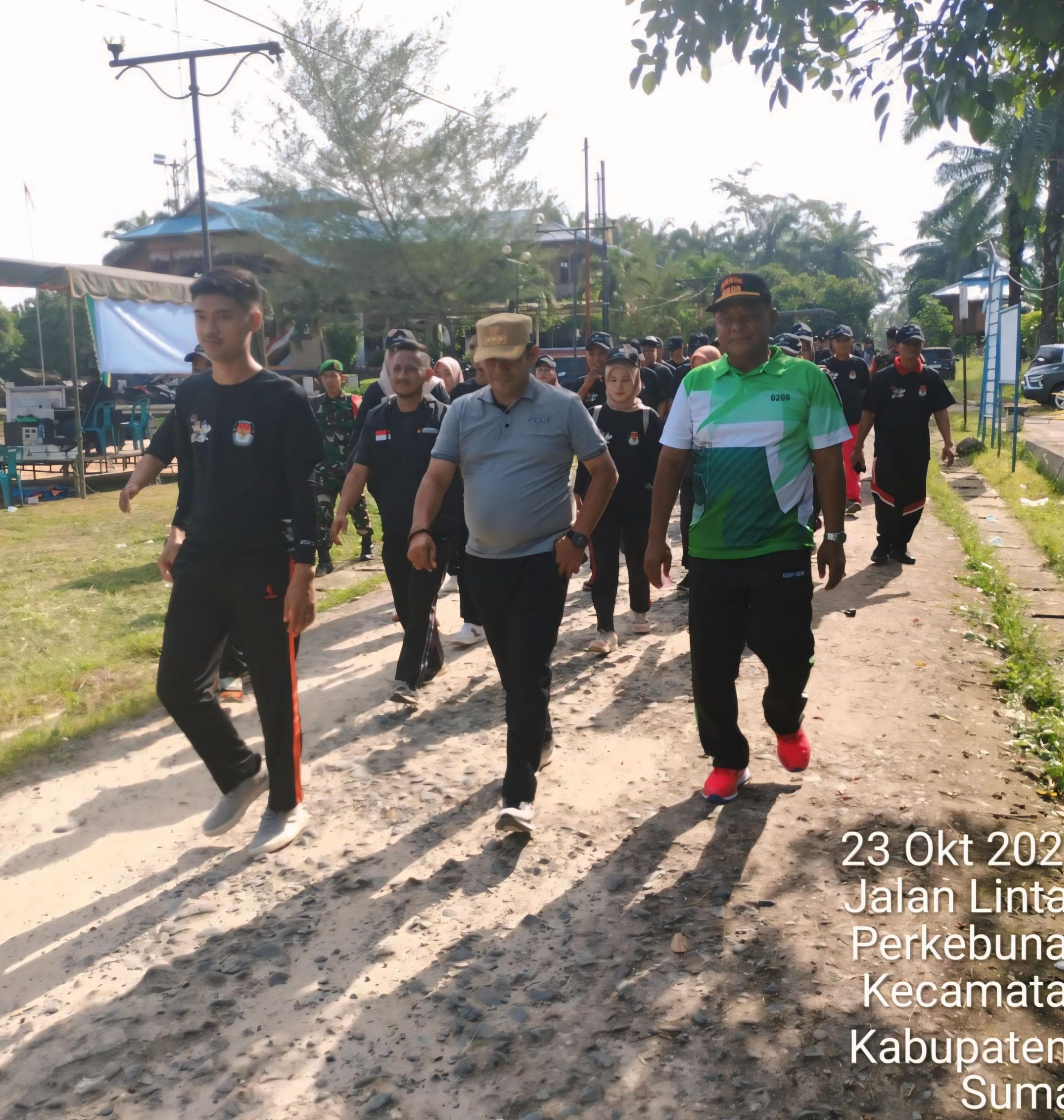 Peserta gerak jalan santai.