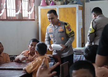 Kapolres Asahan Memberikan Makan Bergizi Kepada Siswa Siswi di SD Tanjung Alam