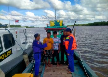 Personel Sat Polairud Polres Tanjungbalai Hadang Kapal Tanpa Nama