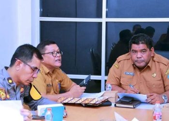 Asisten III Pemkab Labuhanbatu Zaid Harahap (kanan).