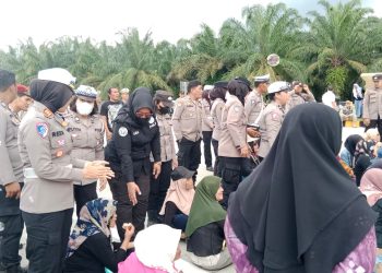 Blokir Pintu Masuk Tol Kisaran-Indrapura, Masyarakat Sholat di Tengah Jalan
