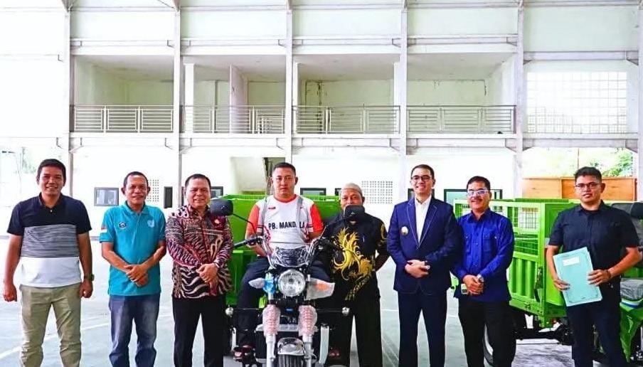 Pjs Bupati Labuhanbatu Faisal Arif Nasution saat menyerahkan becak bantuan program TJSL.