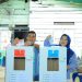 Wakil Bupati Labura, H. Samsul Tanjung bersama istri menggunakan hak suaranya di TPS 006, Desa Sidua-dua.