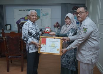 Bupati Asahan Dianugerahi Siddhakarya dan Lencana Pembina Produktivitas Tahun 2024