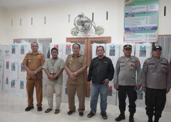 Bupati Asahan Berikan Hak Suara di TPS 3 Kelurahan Mekar Baru