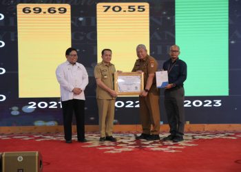 Bupati Asahan Berikan Hak Suara di TPS 3 Kelurahan Mekar Baru