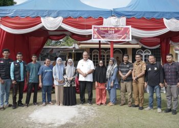 Bupati Asahan Berikan Hak Suara di TPS 3 Kelurahan Mekar Baru