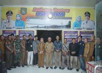 Bupati Asahan Berikan Hak Suara di TPS 3 Kelurahan Mekar Baru