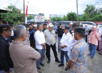 Bupati Asahan Berikan Hak Suara di TPS 3 Kelurahan Mekar Baru