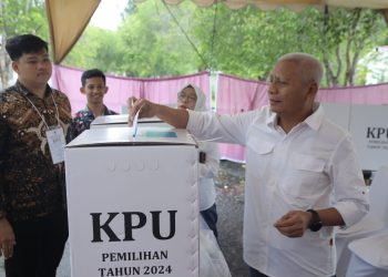 Bupati Asahan Berikan Hak Suara di TPS 3 Kelurahan Mekar Baru