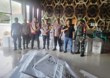 Personel Polres Tanjungbalai Amankan Perpindahan Kotak Suara Pilkada