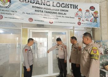 Personel Polres Tanjungbalai Jaga Gudang Logistik Pilkada