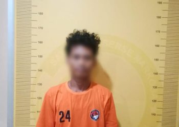 Tersangka saat di kantor polisi.