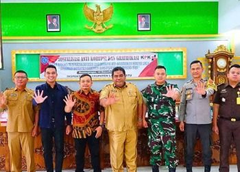 Assisten lll Pemkab Labuhanbatu Zaid Harahap SSos (tengah).