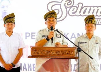 Asrol Azis Lubis SE (tengah).