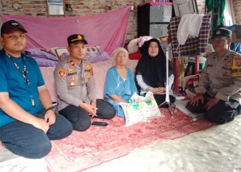 Polsek Teluk Nibung Beri Bantuan Tongkat dan Beras ke Nek Syamsiah