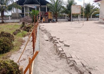 Pemasangan Paving Block di Puskesmas Pembantu Desa Gajah Diduga Asal Jadi