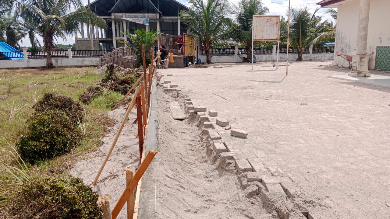 Pemasangan Paving Block di Puskesmas Pembantu Desa Gajah Diduga Asal Jadi