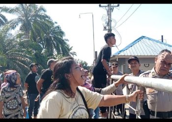 Demo Tolak di PHK, Puluhan Pekerja Geruduk Kantor CV BSS