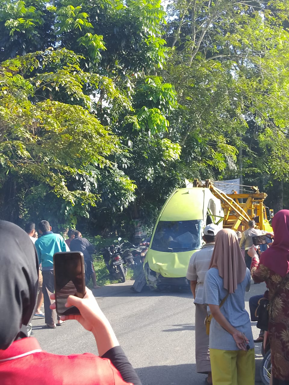 Mobil Minibus Tabrak Warung di Asahan