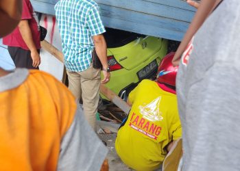 Mobil Minibus Tabrak Warung di Asahan