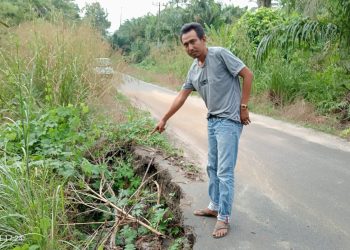 Jalan Penghubung Desa di Anjung Ganjang Longsor