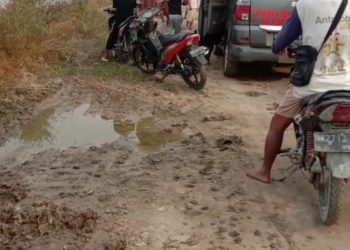 Jalan Rusak, Ambulance Gak Bisa Lewat, Warga Terpaksa Gotong  Jenazah 2 Km ke Rumah Duka