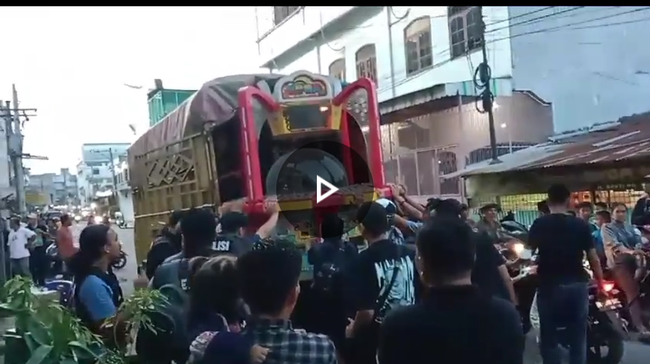 Warga menyaksikan lokasi Judi yang di grebek
