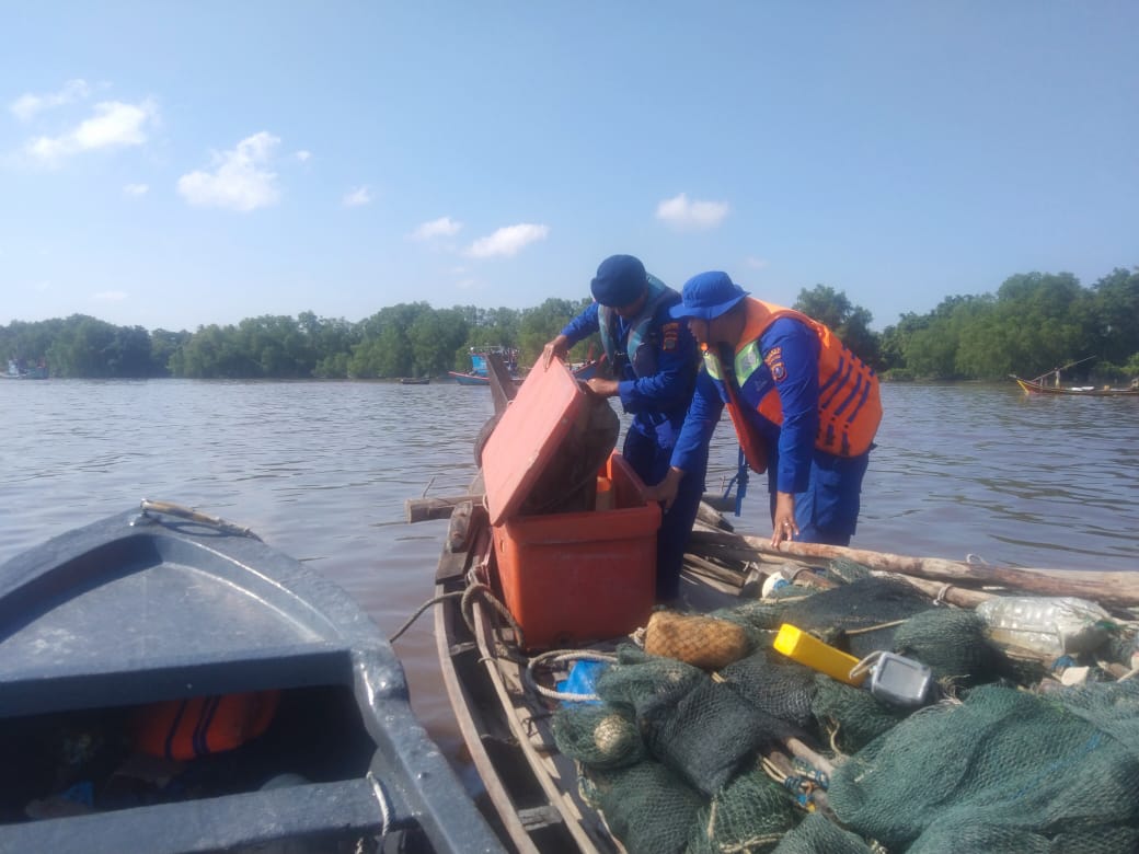 Personel Sat Polairud Polres Tanjungbalai Periksa Kapal Tanpa Nama