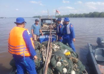 Personel Sat Polairud Polres Tanjungbalai Periksa Kapal Tanpa Nama