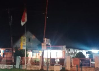 Kantor Pos Kisaran Biarkan Bendera Merah Putih Berkibar Hingga Malam Hari