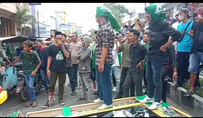 Mesin judi tembak ikan/game zone tang dirusak warga di Kabupaten Asahan.