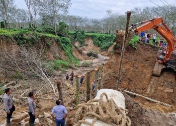 Kapolsek Bandar Pulau Tinjau Jalan Penghubung Kecamatan yang Putus