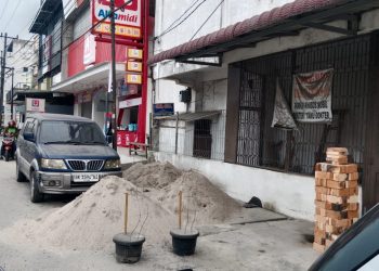 Warga Resah Akibat Tumpukan Pasir Tutupi Badan Jalan