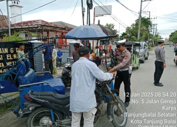 Personel Sat Lantas Polres Tanjungbalai Atur Lalu Lintas di Depan Gereja