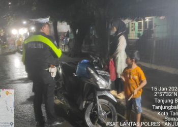 Personel Sat Lantas Polres Tanjungbalai Sambangi Penjual Jajanan Malam