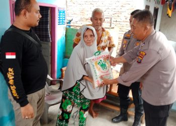Personel Polsek Teluk Nibung Berbagi Kasih Kepada Warga