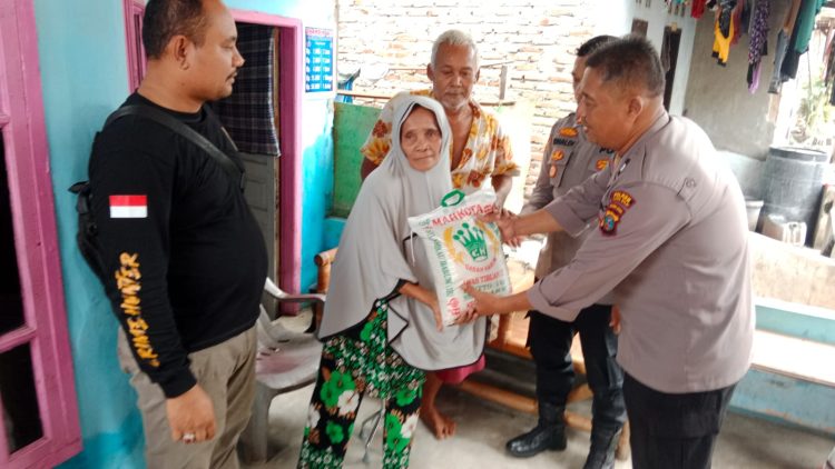 Personel Polsek Teluk Nibung Berbagi Kasih Kepada Warga
