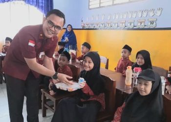 Imigrasi Sibolga Bagi Makanan Bergizi Gratis ke Pelajar SD Muhammadiyah Plus