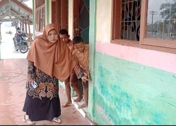 Pihak Sekolah Jemur Buku yang Terkena Banjir di Kecamatan Meranti