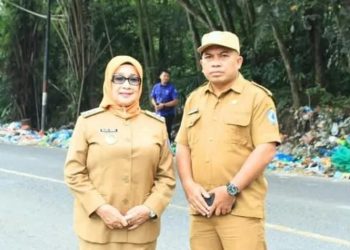 Plt Bupati Labuhanbatu Hj Ellya Rosa Siregar SPd MM (kiri).