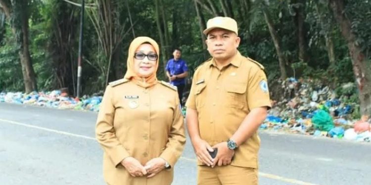 Plt Bupati Labuhanbatu Hj Ellya Rosa Siregar SPd MM (kiri).